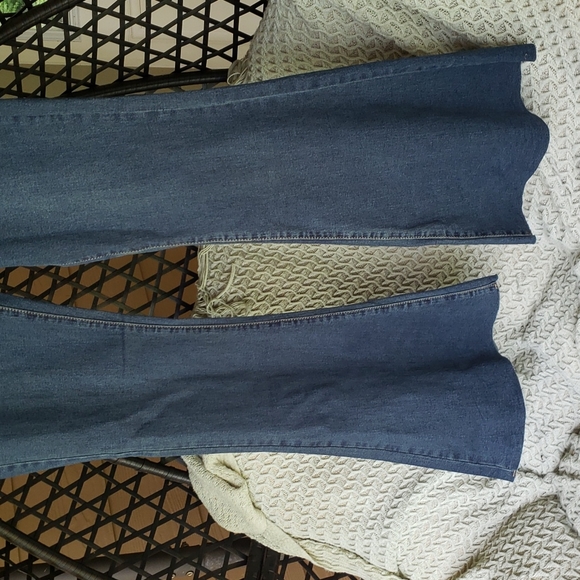 NWT High-rise flare jeans - Picture 5 of 14